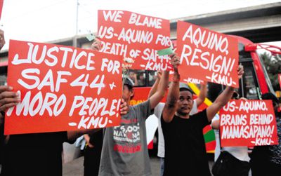 2月3日，菲律賓馬尼拉，民眾舉行示威游行悼念遇難的44名特警，并要求總統(tǒng)阿基諾下臺(tái)，對(duì)此次反恐行動(dòng)失敗負(fù)責(zé)。