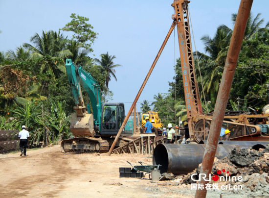 　斯里蘭卡南部鐵路項目施工現(xiàn)場。一臺打樁機(jī)正在進(jìn)行鐵路橋橋墩作業(yè)。(攝影：孫洋)
