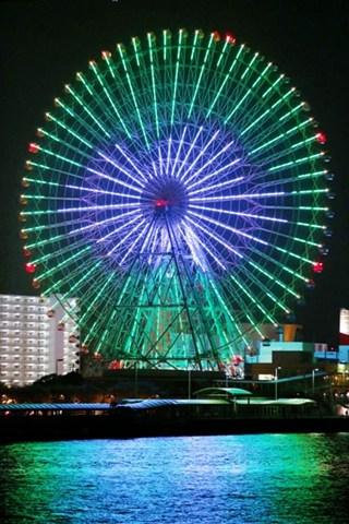 直徑100米的摩天輪上映出多種花式圖案。