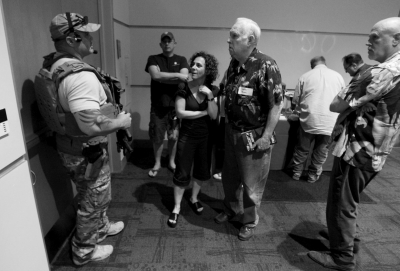 　5月3日，警察在案發(fā)后暫時阻止與會者離開展覽。