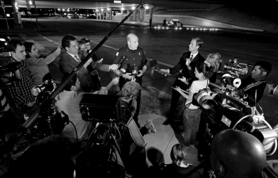 警方發(fā)言人接受記者采訪。