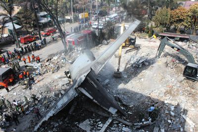 7月1日，搜救人員在印尼軍機(jī)墜毀現(xiàn)場(chǎng)進(jìn)行搜救和清理工作。