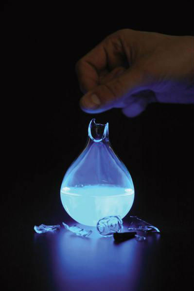 荷蘭藝術(shù)家發(fā)明人血燃料燈，一滴血照亮整間房。圖片來源：新加坡《聯(lián)合早報》網(wǎng)站