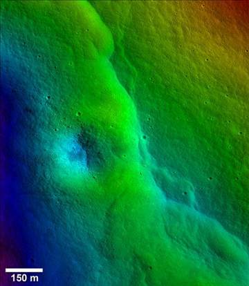 不只月球引力影響地球，科學(xué)家借由月球表面數(shù)千的裂縫推斷，地球引力似乎正對(duì)月球表面造成嚴(yán)重影響