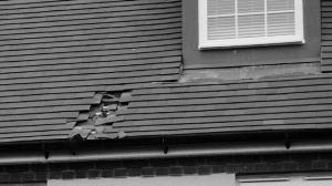 被砸出的洞。