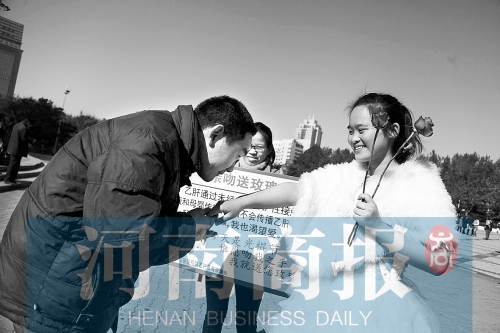 　一名男士上前，準(zhǔn)備親吻女孩的手