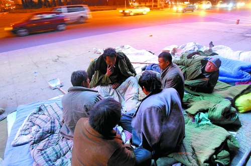 寒風里，他們以打牌來打發(fā)枯燥的生活。