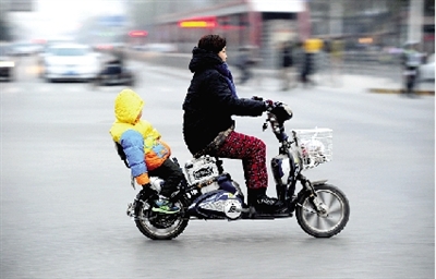 昨日下午，隴海西路桐柏路口，紅燈亮起的瞬間一輛電動車闖過路口。