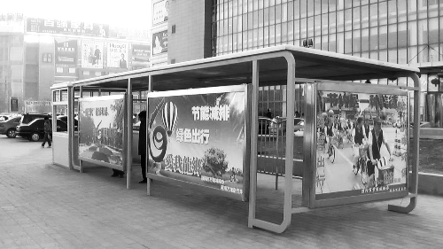 　建好的公共自行車(chē)車(chē)棚內(nèi)沒(méi)有一輛自行車(chē)