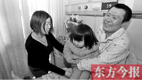 李剛患骨肉瘤急需手術(shù)，最放心不下的就是他的妻子、女兒