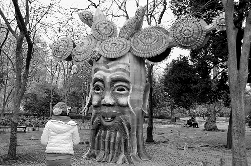 2月5日，游人在鄭州市人民公園內(nèi)欣賞一個由廢舊塑料瓶做裝飾的造型花燈。記者 王 錚 攝