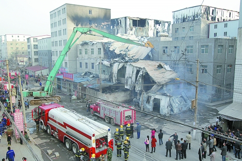 風(fēng)助火勢，6座相鄰的居民樓加建的板房樓陸續(xù)被大火引燃。