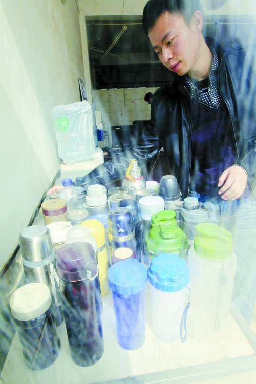 怕堵在路上，公交司機不敢喝水，把杯子放在了調(diào)度室