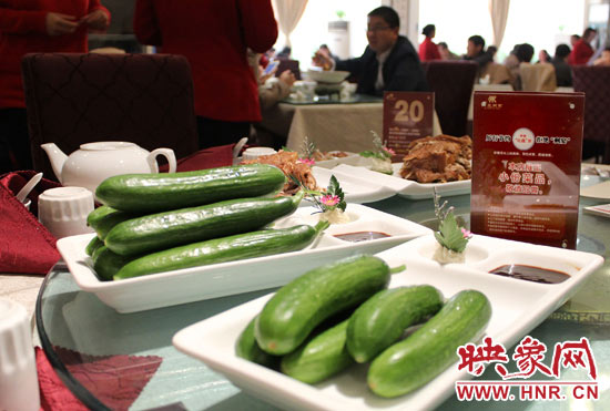 3月22日，阿五美食英協(xié)路店的服務(wù)員為我們展示大份菜品和小份菜品