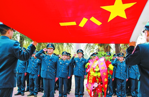 　　“我宣誓:保衛(wèi)祖國藍(lán)天不受侵犯!”4月3日,濟(jì)空某部的官兵來到內(nèi)鄉(xiāng)縣烈士陵園掃墓,通過敬獻(xiàn)花籃、