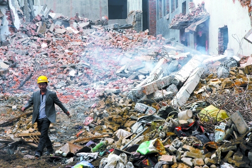 一座清朝老宅被一把火燒成了灰燼。透過(guò)青煙，才能看到它曾存在過(guò)的痕跡