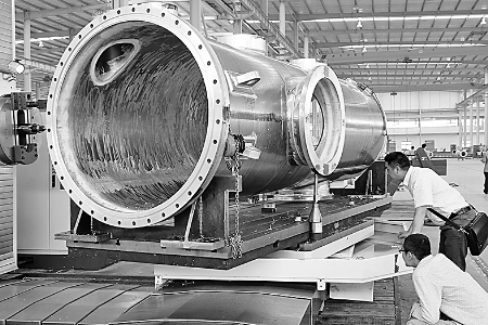 ▲5月6日，河南飛宇實業(yè)有限公司的技術(shù)人員正在調(diào)試設(shè)備，準(zhǔn)備試生產(chǎn)。