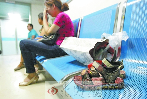 7歲男孩去廁所被“精神病”大男孩捅十多刀,孩子父母和孩子姥姥在手術(shù)室前痛哭。孩子的涼鞋上全是血跡。