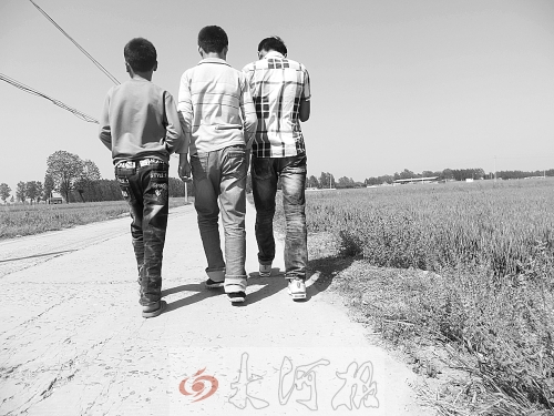 親眼目睹小伙伴在自己面前慘遭橫禍,三個(gè)孩子變得異常沉默。