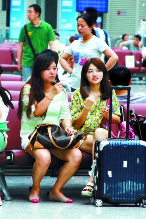 實在太熱，有個美女拿身份證當(dāng)扇子用