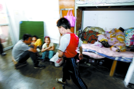 孩子們住在這里，沒有上學(xué)，大部分時間是練功，出去表演