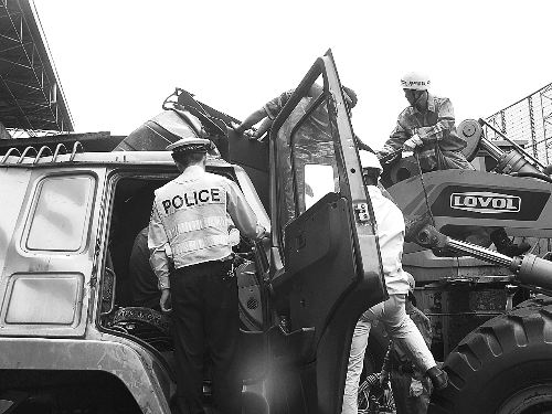 　　調(diào)來鏟車，幫忙救人。