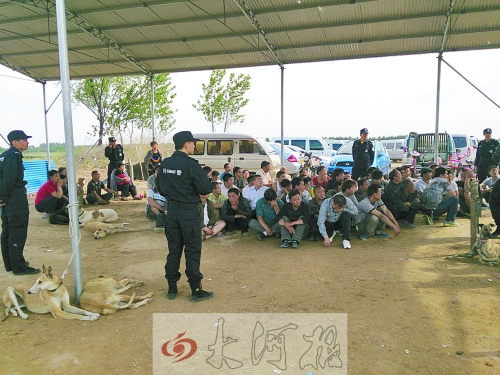 民警突襲賭場，64名涉案人員全部落網(wǎng)。