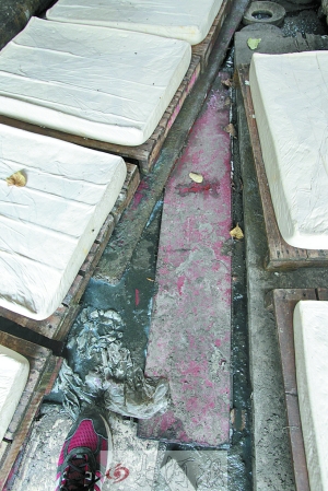 無(wú)處下腳的作坊內(nèi)衛(wèi)生和安全問題堪憂