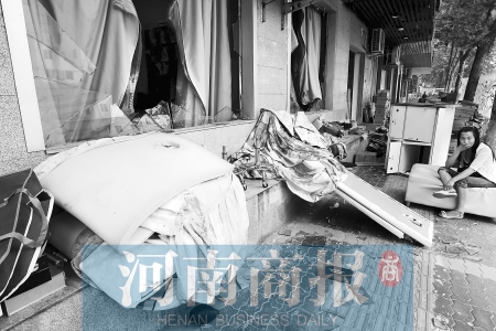　多間臨街商鋪夜間被砸，店里的沙發(fā)、貨品等被搬到了戶外  侯建勛/攝