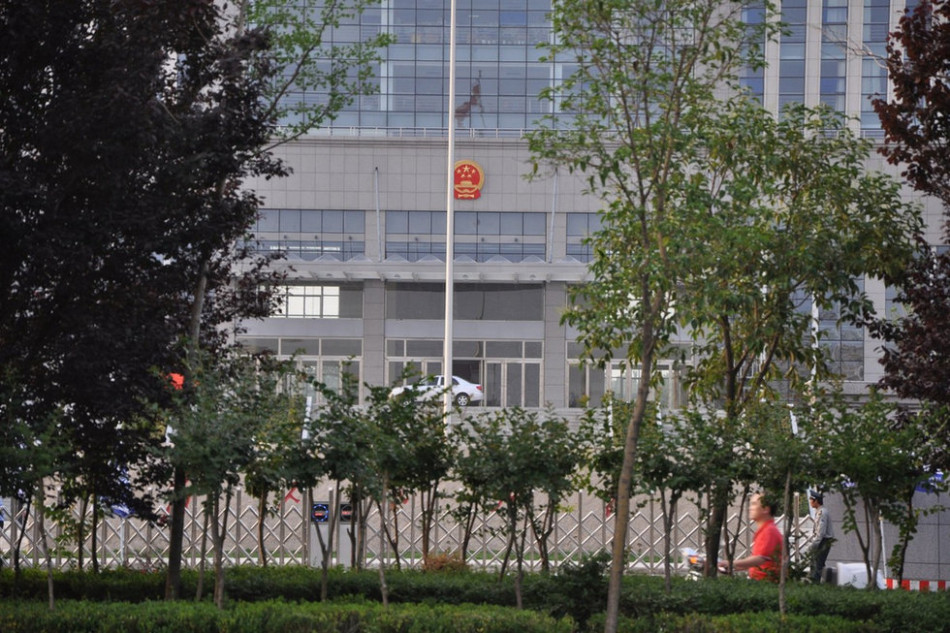 　　圖為魏都區(qū)政府門前的國徽和隱約的“為人民服務(wù)”字樣。來源：光明網(wǎng)