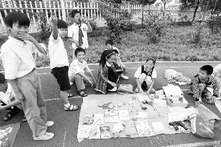 小學(xué)生當(dāng)?shù)財(cái)偫习?，擺起攤來(lái)也很專業(yè)