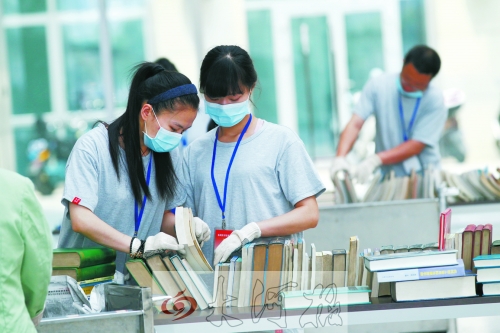 工作人員正在忙著整理書籍,逐一登記、歸類。