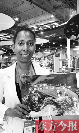 桑麗莎的童話書《皇帝、新娘與龍袍》在上海世博會(huì)加勒比聯(lián)合館與中國(guó)讀者見面 資料圖片