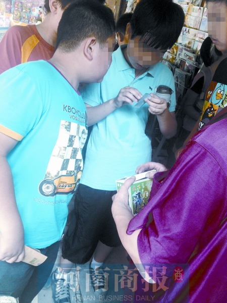 小賣鋪內(nèi)，孩子們圍在一起查看“中獎(jiǎng)”情況