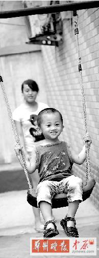 張麗梅說(shuō)，兒子的每張笑臉，都會(huì)讓自己看到希望。