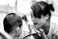 　張麗梅的發(fā)音吐字并不清晰。但她每次教兒子練習(xí)，都力求做到“聲情并茂”。