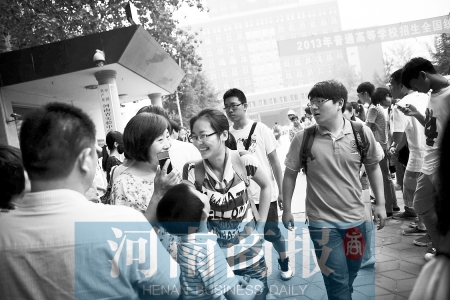 考場外，家長用溫暖的笑容迎接孩子