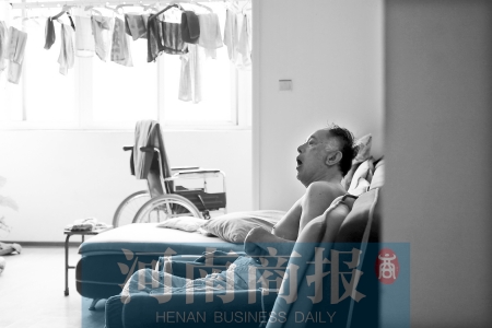 金老先生因偏癱生活不能自理，鄰居說，平時(shí)經(jīng)?？吹阶o(hù)工和老人的弟弟前來照顧 實(shí)習(xí)生 唐韜/攝