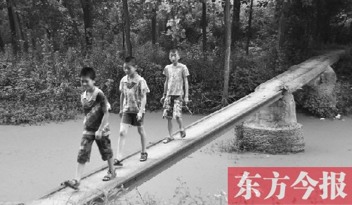 這座寬僅0.4米的危橋，承擔(dān)著1000多人的出行