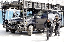 特警的突擊車到達(dá)現(xiàn)場(chǎng)。