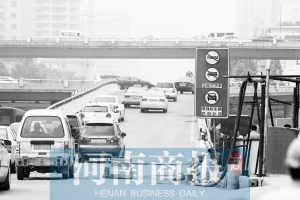 紫荊山立交橋上橋口，已經(jīng)有非綠標(biāo)車禁止通行的標(biāo)志 王春勝/攝