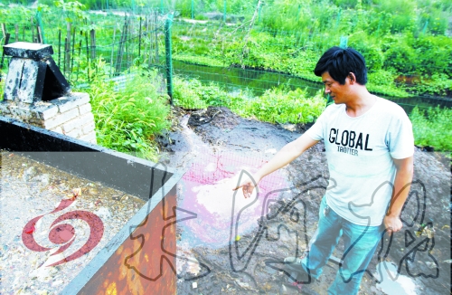 煉油點(diǎn)將骯臟、臭氣熏人的廢水直接排入溝渠。