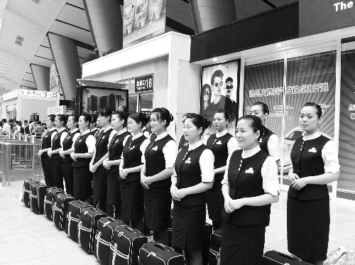 本想著上了學(xué)能安排到高鐵或地鐵單位當(dāng)乘務(wù)員，結(jié)果只是去做安保服務(wù)，許多學(xué)生稱上當(dāng)了