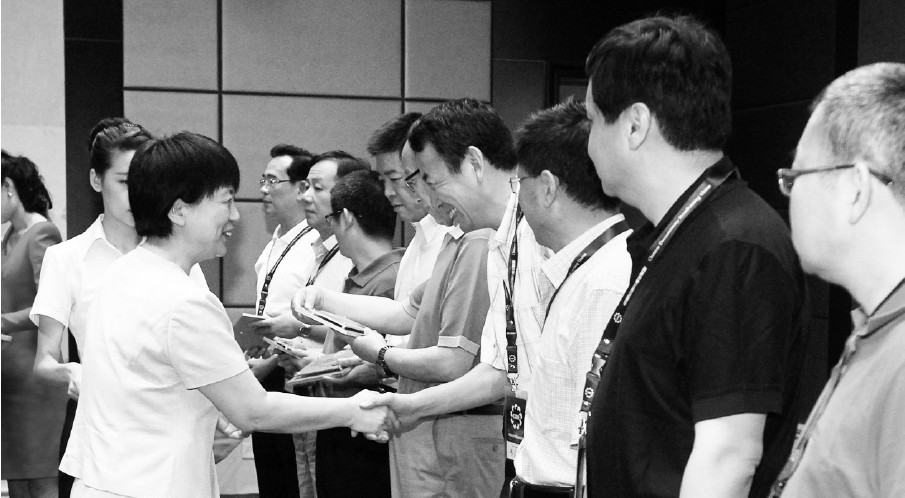 河南省委常委、宣傳部長(zhǎng)趙素萍給中國紀(jì)錄片播出聯(lián)盟理事臺(tái)發(fā)放牌匾