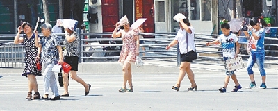  街頭，遮擋陽光是一門“技術活”。