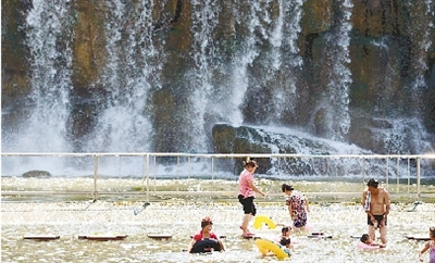 能玩水的地方，人一定多。