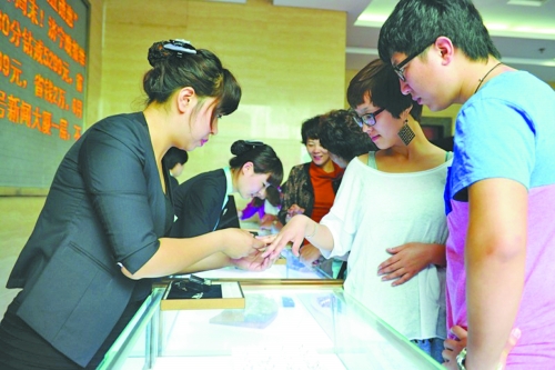 在北上廣等一線城市，鉆戒價(jià)格與國際接軌，價(jià)格不高，引發(fā)市民搶購潮。