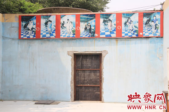 在鄭州市動物園內(nèi)的海獅館內(nèi)，隨處可見游客與動物合影的宣傳畫。