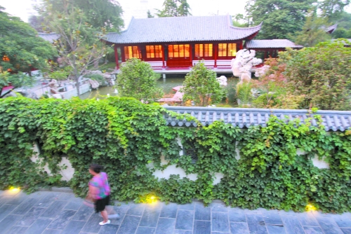 夢(mèng)溪園燈火通明，游客卻只能在外面散步。