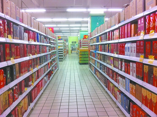 商場里賣的酒，銷售人員稱都是純糧酒，而專家稱，中、低檔酒用酒精和各種添加劑勾兌的情況并不鮮見。